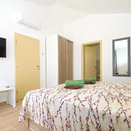 Stella 2086 * Juršići