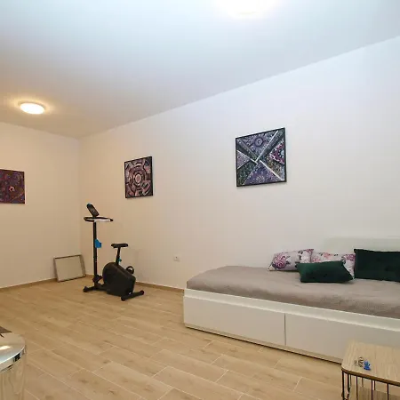 Stella 2086 Juršići