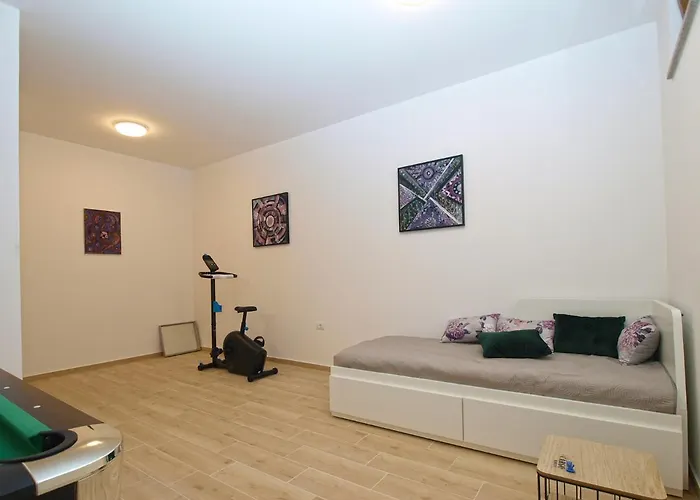 Stella 2086 Juršići